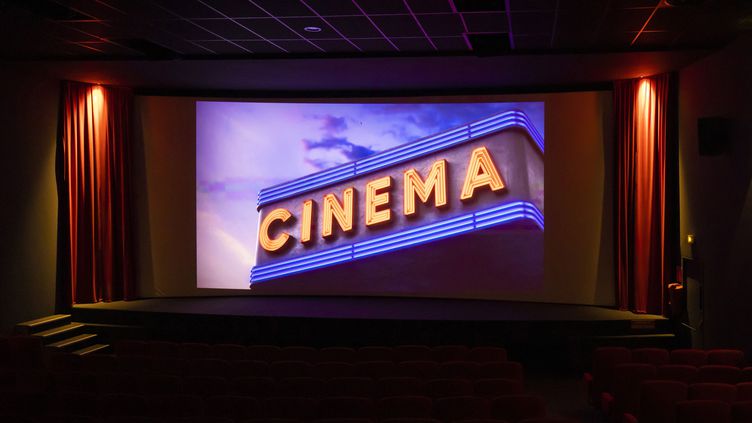 Image d'une projection dans une salle de cinéma.