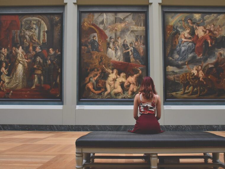 La femme regarde les œuvre au musée